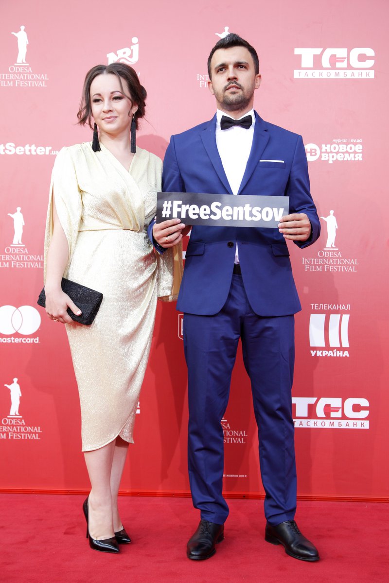 odessaiff's tweet photo. Today is the 69th day of Oleg Sentsov’s hunger strike. A Ukrainian director, who is illegally imprisoned in Russia. The guests of the Red Carpet honor it!
⠀
#freesentsov #Redcarpet #competition #oiff #oiff2018 #омкф2018 #омкф #iloveoiff #lovefestivals https://t.co/AbBSiEtaFM