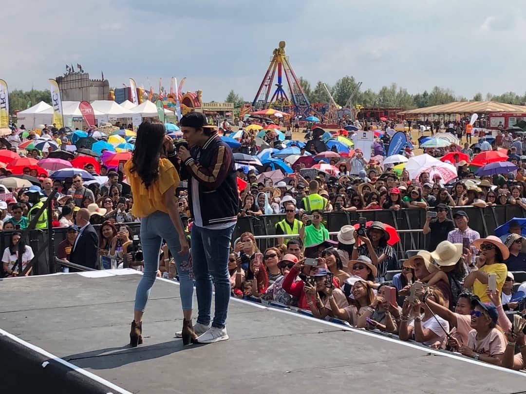 KapamilyaTFC's tweet photo. Tutok na tutok lahat sa sweet na performance ng #MAYWARDLiveInLondon!! https://t.co/F55z9jo4dr