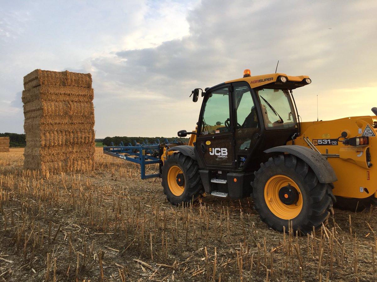CloverCrosse's tweet photo. Not a fan of rape straw but it does make for some tidy stacks #Harvest2018 #rapestraw #jcb https://t.co/vPOYJR1WwG