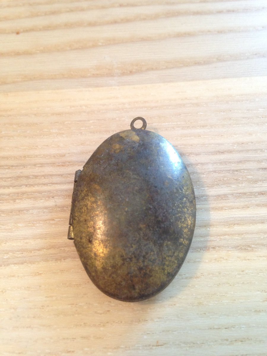 CoinHunter121's tweet photo. Just found a gold plated locket while metal detecting! https://t.co/XwZQVY1ycC