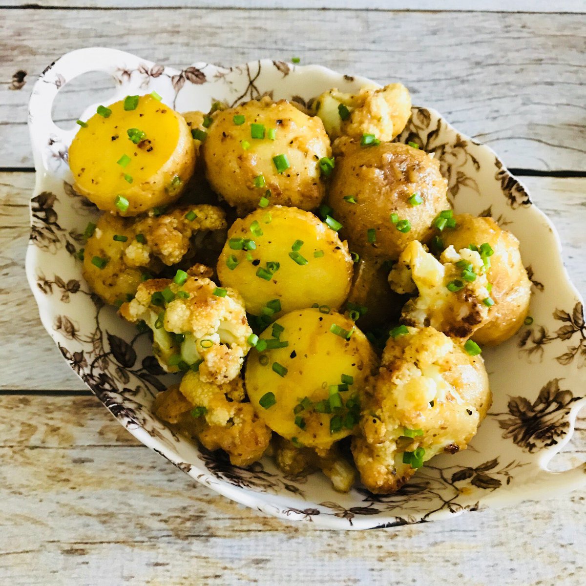 BluebirdandB's tweet image. On this lovely Saturday, we’re thinking about the famous female chefs who inspire us! Check out Becca’s MOUTHWATERING recreation of her idol, @dominiquecrenn’s, Warm Potato Salad. Then tell us who inspires YOU! 
bluebirdandblackberries.com/individual/dom… ✨ #bluebirdandblackberries 
#femalechefs