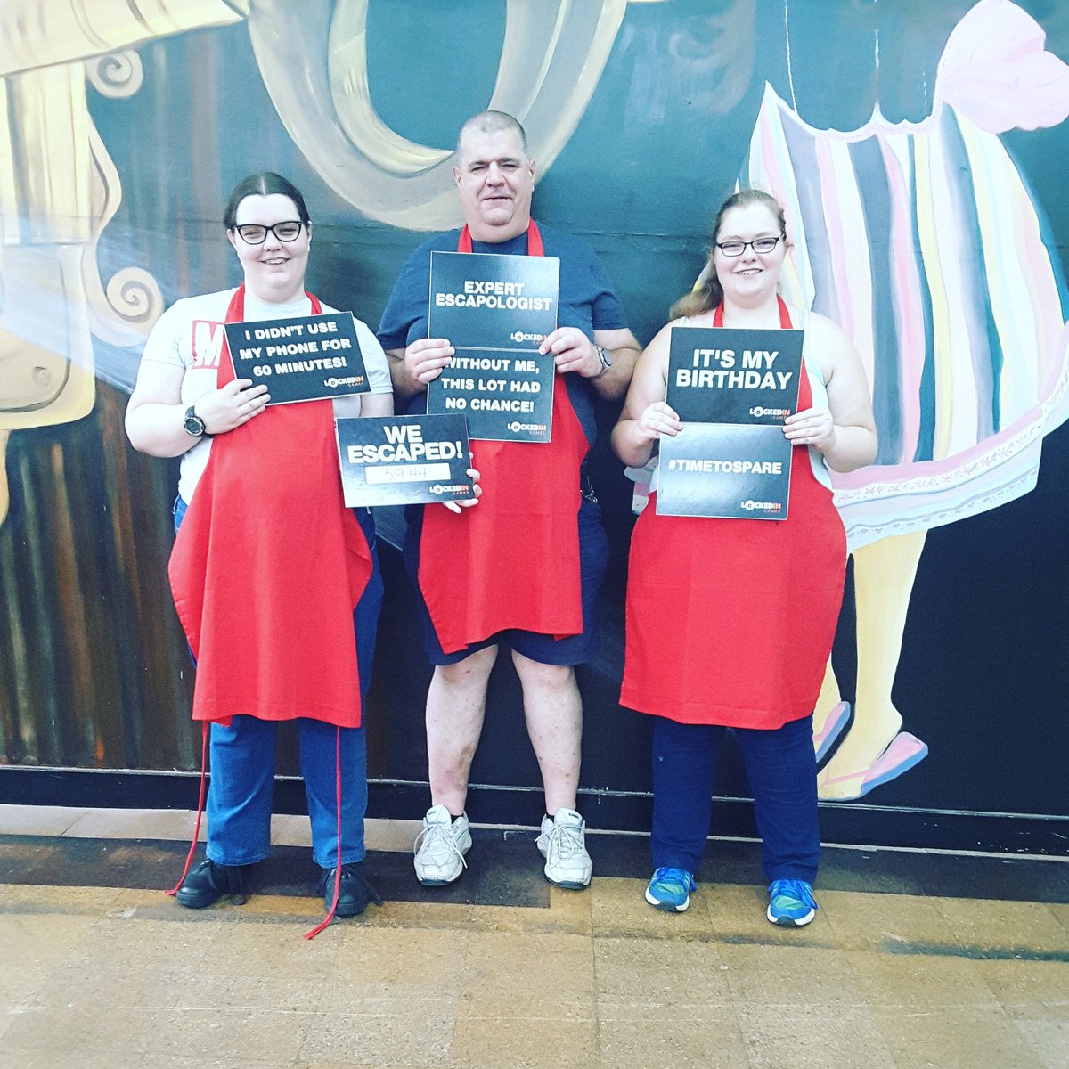 lockedingames's tweet image. This fabulous family managed to grasp onto their 100% record of escaping rooms! #stressedout #bombdefused #weekend