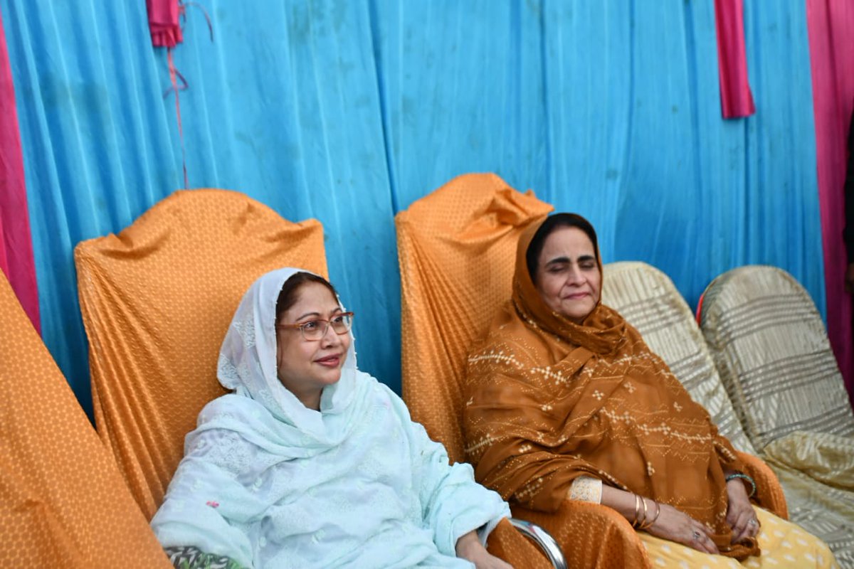 Sadiajavedppp's tweet image. Madam @FaryalTalpurPk in her &amp;amp; Chairman @BBhuttoZardari constituency #PS10 #NA200 meeting people