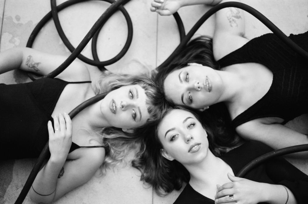 SPOTLIGHT BAND: VON GREY are a bright beam of hope and inspiration with their new EP, In Bloom: Acoustic — Music Junkie Press mobstertiger.com/2018/07/21/spo…