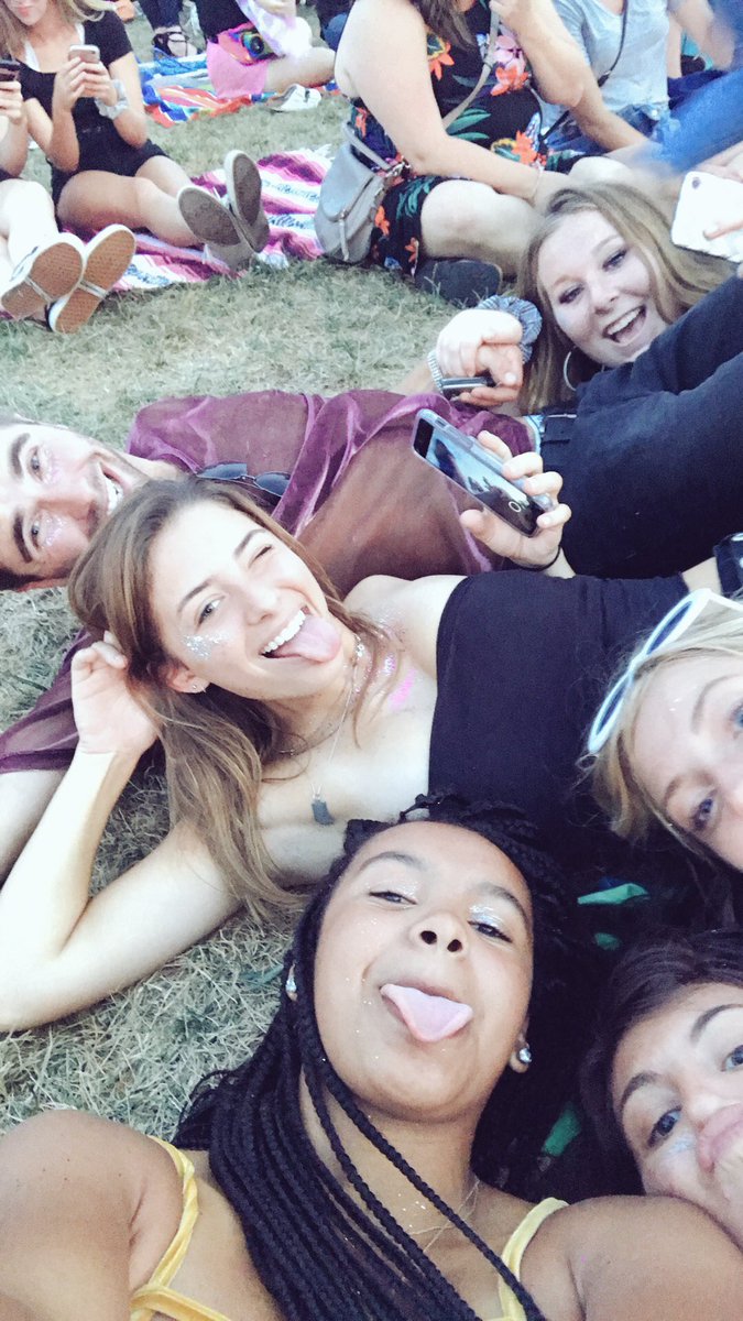AnneeTimmy's tweet photo. There’s a place I know, if you’re looking for a show 🤪✨ https://t.co/FE5ZM34B0G