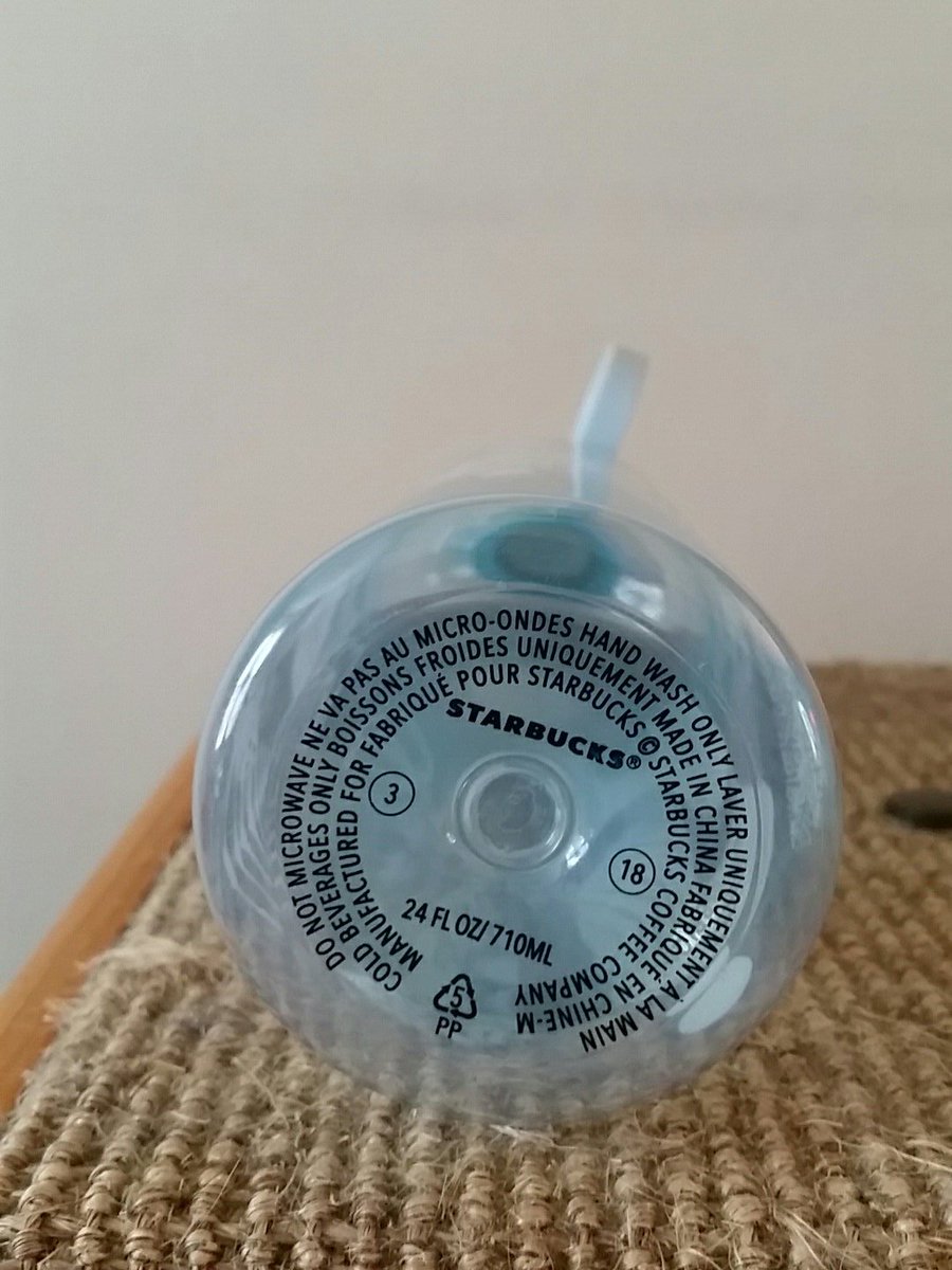 SuesInfinitees's tweet photo. @Starbucks Speaking of plastics, a bpa-free sign was in front of a display of these reusable bottles in one of your nj stores.  Yet, upon closer inspection I can't find this indication anywhere on the product.  Is this a bpa-free product?  Why no label? https://t.co/jd2F5WyCUr