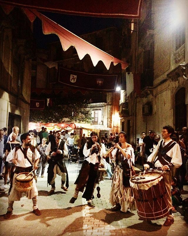 SubitusMedieval's tweet photo. Ja és de nit a la XXXIII Festa del Renaixement de Tortosa.
De nit la música sona in via! +info: https://t.co/kyYBvxX7nF
#santgregori #girona #catalunya #catalunyaexperience #subitus #subtiusmedieval
#festadelrenaixement #tortosa https://t.co/fFcBqAeFsQ https://t.co/NPUxnEDdnR