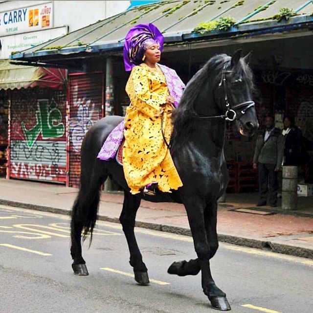 naturalnigerian's tweet photo. R O Y A L T Y .
.
.
Please caption this! I’ve always thought that Nigerian women look very graceful and elegant in traditional wear. This picture really highlights that. #pleasetagsource .
.
.
#naturalnigerian #nigeria #fashion #elegante #lagos #asoebi #… https://t.co/nHwVyQ3uDH https://t.co/MkMJz0F9S5