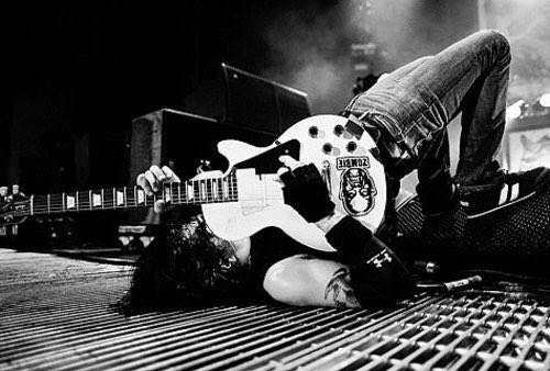 sad___killjoy's tweet photo. #КиллджоиИдемДестроить
давайте посмотрим на бога гитар https://t.co/rHYDWDqbrF