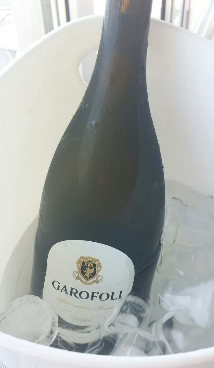 VanessaSantoni's tweet photo. Antipasti @LaTorreNumana: spumante di Verdicchio brut (charmat) @GarofoliVini; tataki di tonno pinna gialla, ananas, menta; tagliatelle di seppia al nero di seppia, prezzemolo e 'moscioli'; merluzzo, acciuga del Cantabrico, panna acida allo yuzu, julienne di finocchi, salsa lima. https://t.co/YndpuCTHqC