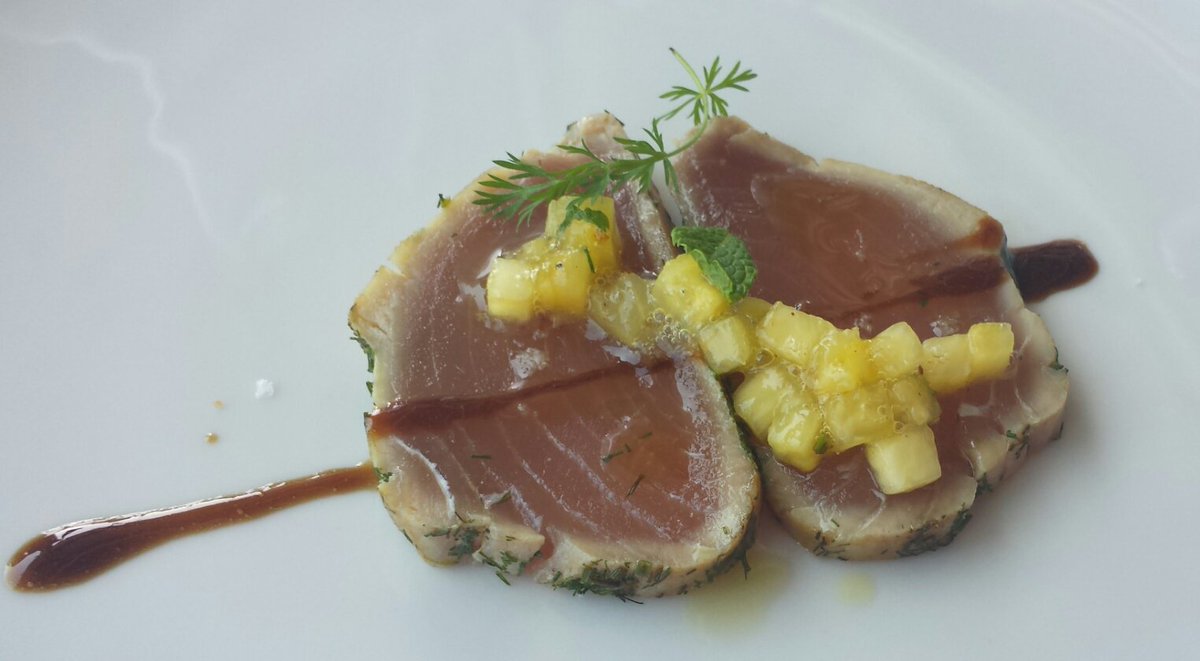 VanessaSantoni's tweet photo. Antipasti @LaTorreNumana: spumante di Verdicchio brut (charmat) @GarofoliVini; tataki di tonno pinna gialla, ananas, menta; tagliatelle di seppia al nero di seppia, prezzemolo e 'moscioli'; merluzzo, acciuga del Cantabrico, panna acida allo yuzu, julienne di finocchi, salsa lima. https://t.co/YndpuCTHqC