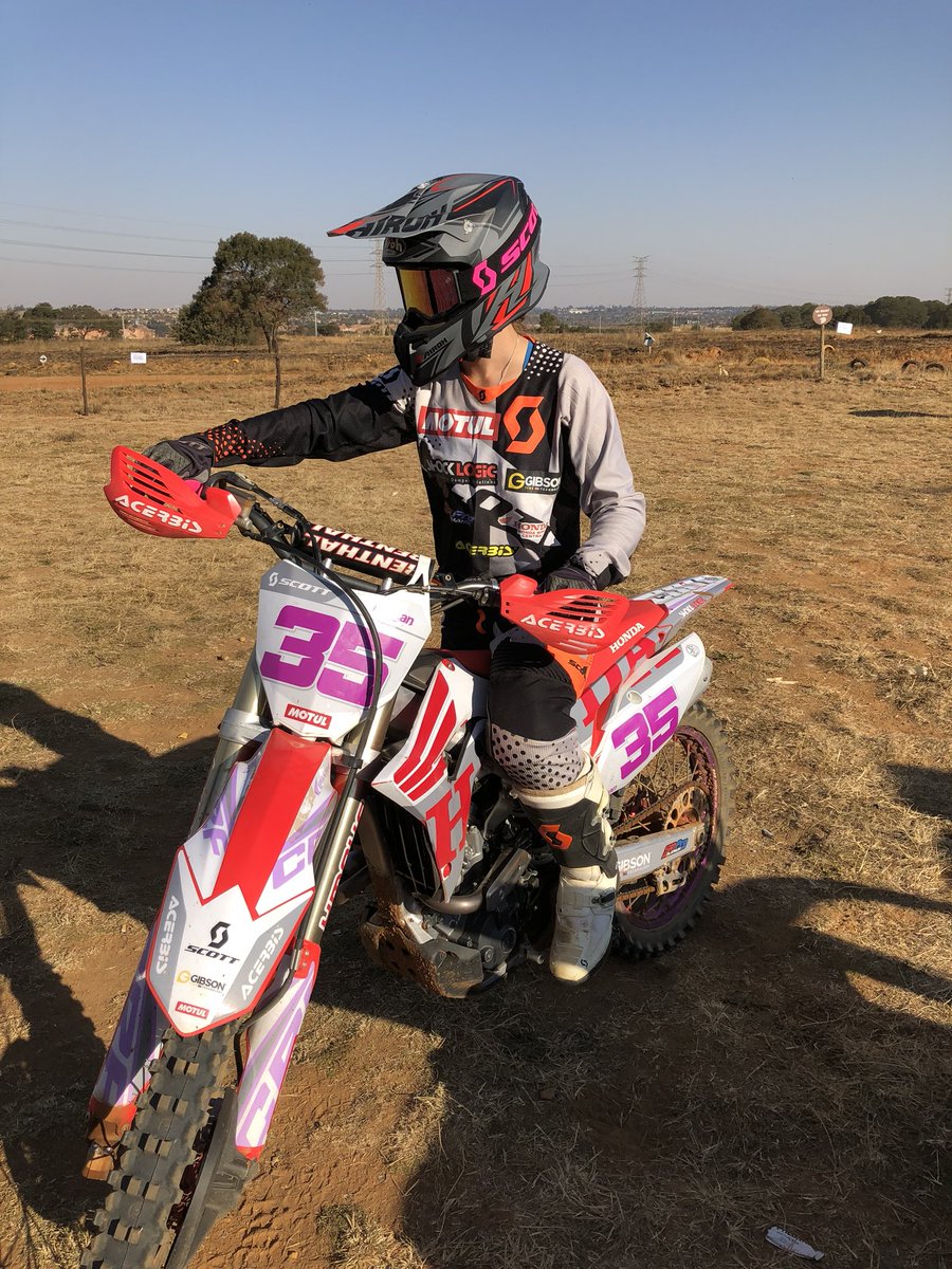 Feels so good to be back on the bike. Almost ready to go back to mx. Can’t wait to put in work again. 😍

#motogirl #hondacrf #backtobasics