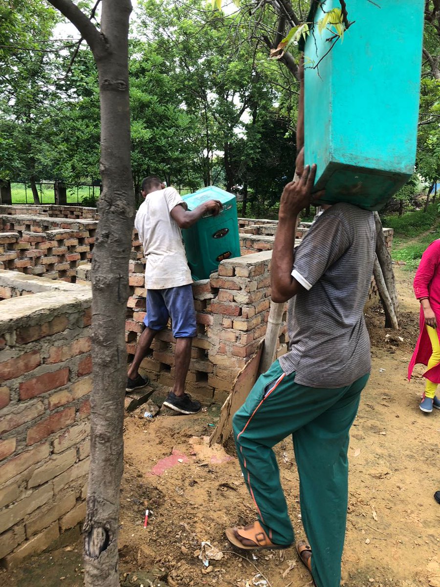 vikrantxmalik's tweet photo. Also not far from @cmohry #sec56 today's tour, residents of #Hewo1 started using composting site created by @MunCorpGurugram
There is a staff deployed by municipality, but usage is zero
I hope a lot more societies & houses from sec 56 & around shall join to use tis compost site https://t.co/UoCtLAz68O