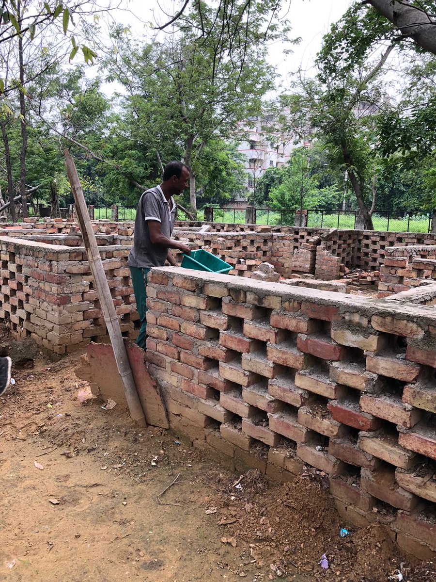 vikrantxmalik's tweet photo. Also not far from @cmohry #sec56 today's tour, residents of #Hewo1 started using composting site created by @MunCorpGurugram
There is a staff deployed by municipality, but usage is zero
I hope a lot more societies & houses from sec 56 & around shall join to use tis compost site https://t.co/UoCtLAz68O