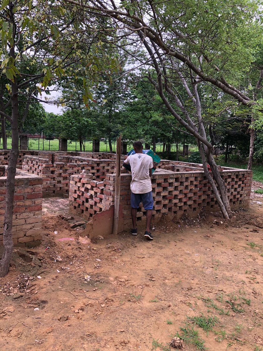 vikrantxmalik's tweet photo. Also not far from @cmohry #sec56 today's tour, residents of #Hewo1 started using composting site created by @MunCorpGurugram
There is a staff deployed by municipality, but usage is zero
I hope a lot more societies & houses from sec 56 & around shall join to use tis compost site https://t.co/UoCtLAz68O