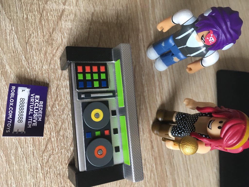 Ultraw On Twitter Just Opened A Roblox Toy With Item Code 88888888 Is This Really Lucky Or Just Normal And When I Try To Redeem It It Says Invalid Code - how to redeem exclusive virtual item on roblox