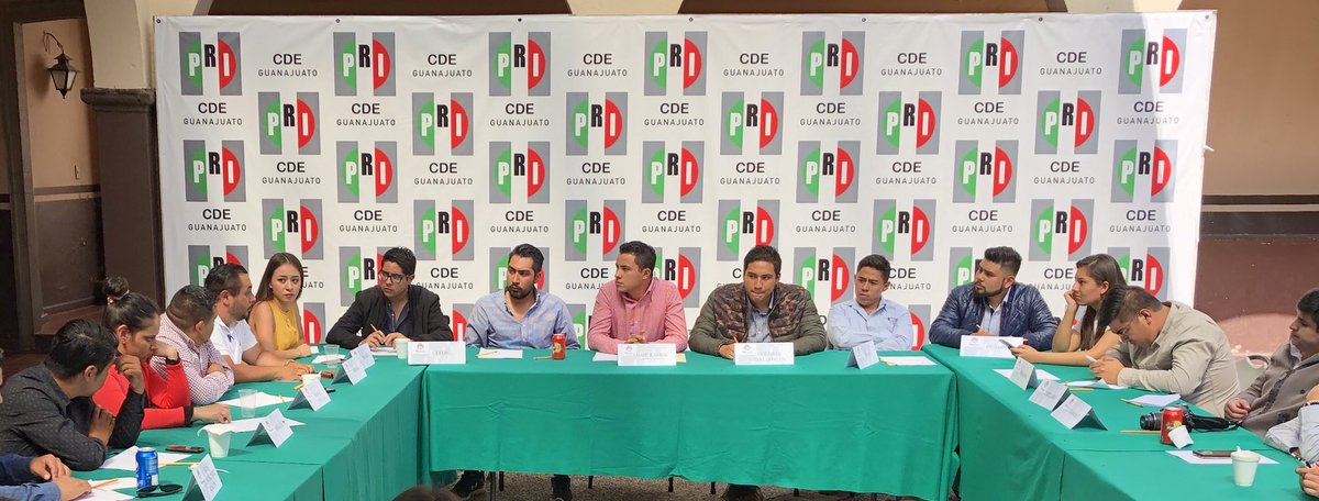 Ferruizar's tweet photo. Sábado de partido, sábado de reunión de la @rjxmgto https://t.co/ojLRbbfpqe