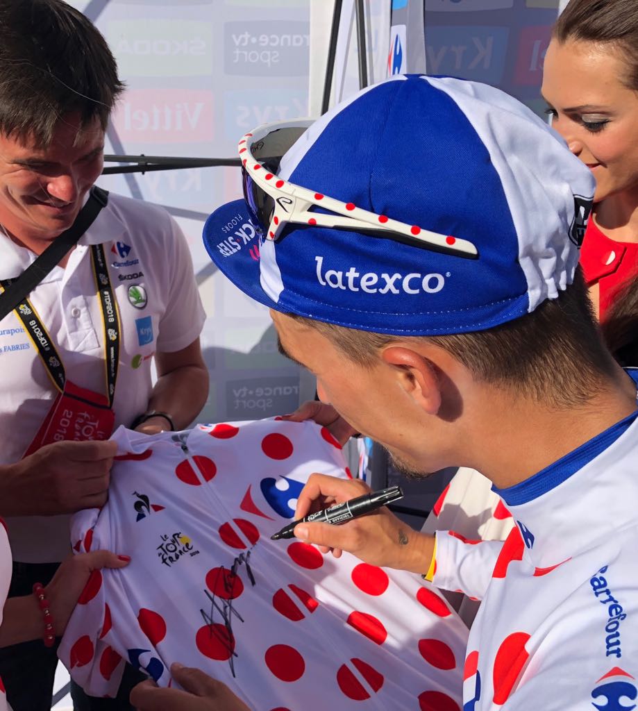 CarrefourFrance's tweet photo. RT si tu veux gagner ce maillot à pois signé par @alafpolak !
#TDF2018 #MaillotàPoisCarrefour🔴⚪ https://t.co/8tpNIEIN9s