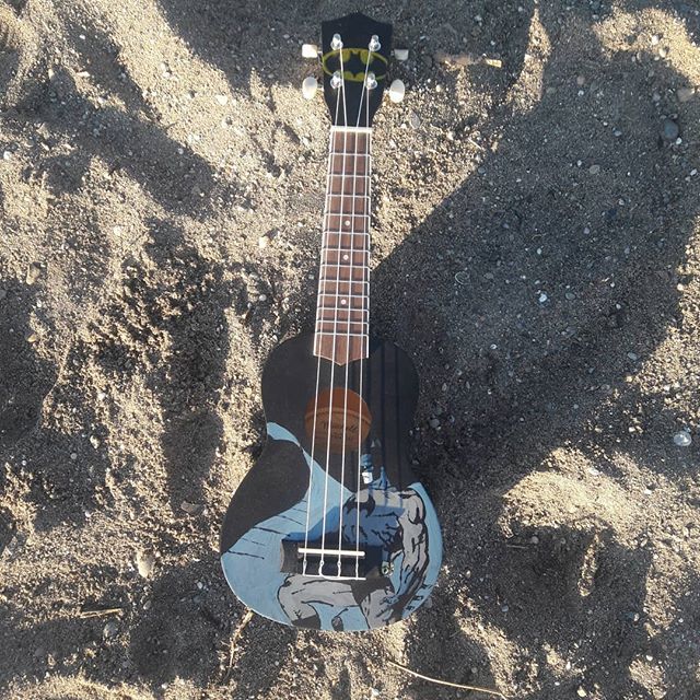 ukulelebeach's tweet photo. BATMAN ON DA BEACH!!!!
Batman ukuleles available at https://t.co/GfrVUWTn0i 
#batman #batmanukulele #ukulele #uke #beach #ukulelebeach #customukelele https://t.co/gciJ4km9Wm https://t.co/75KYeshIVw