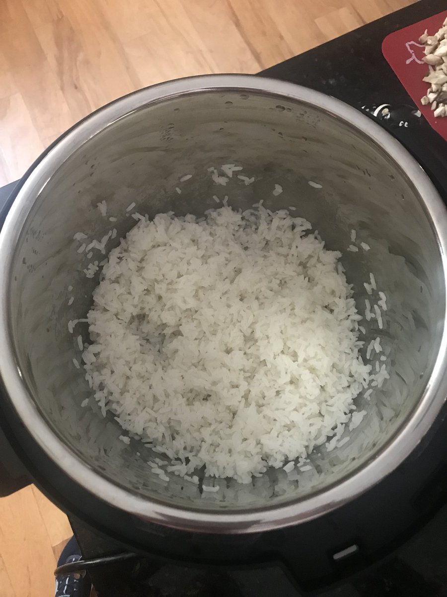 encompos's tweet image. Stuffed peppers made in the Cosori pressure cooker - so good!  Cooked the rice, then sautéed the veggies and got the final product all in one pot.  Loving it! #icookcosori