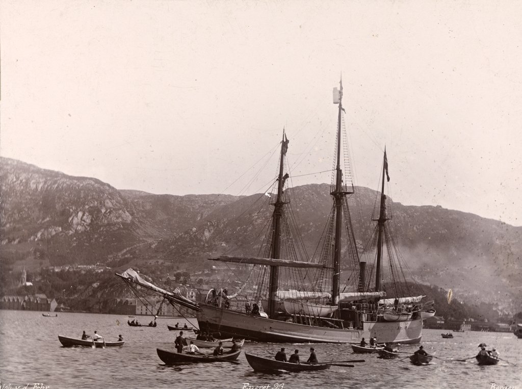 #OnThisDay in #History: On July 21st 1893 Nansen's #Fram expedition leaves the last Norwegian port Vardø and sets out for the #NorthEastPassage and the #Arctic shelf ice.

(Picture: Fram leaving #Bergen on July 2nd 1893)