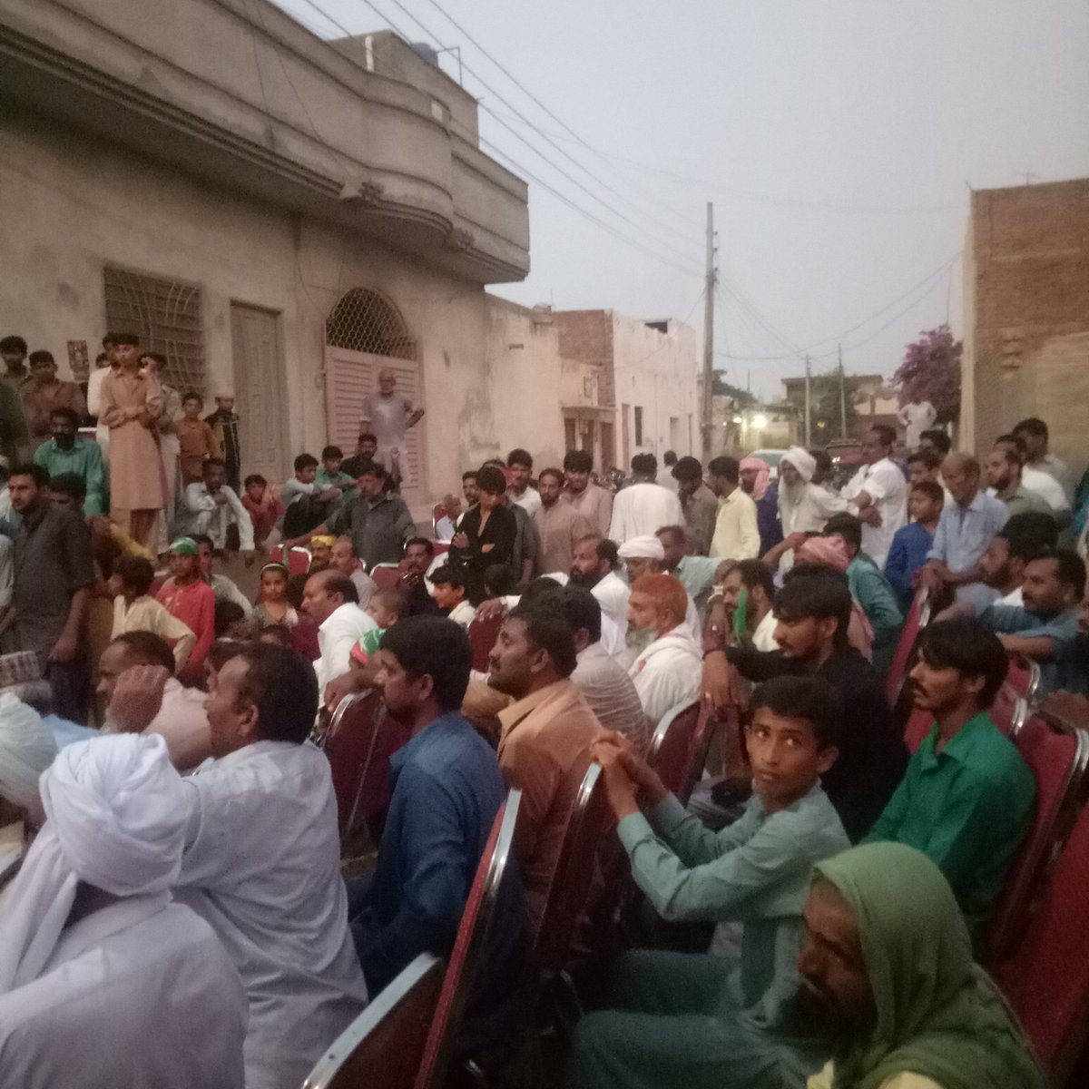 Nadeem4497's tweet photo. بہاولپور: چک 12 بی سی سردار ملک یار عامر وارن کی امد جس میں بڑی تعداد میں لوگو نے شرکت کی اور پاکستان تحریک انصاف کا بھرپور ساتھ دینے کا علان کیا
#NA173 #PP252 https://t.co/37nAUTLZ8p
