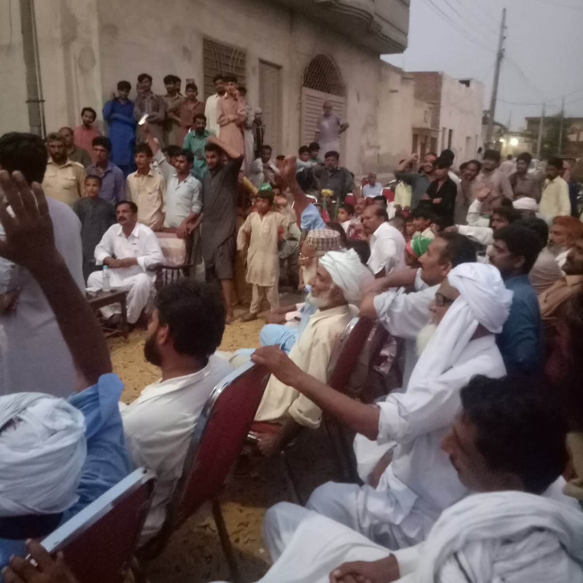 Nadeem4497's tweet photo. بہاولپور: چک 12 بی سی سردار ملک یار عامر وارن کی امد جس میں بڑی تعداد میں لوگو نے شرکت کی اور پاکستان تحریک انصاف کا بھرپور ساتھ دینے کا علان کیا
#NA173 #PP252 https://t.co/37nAUTLZ8p