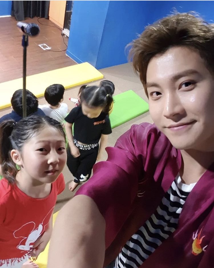 flighttoseoul's tweet photo. 180722 Seunghyun’s IG
It was great meeting the kids ㅎㅅㅎ We have a 20 age gap, (you should call me) an uncle~~ You shouldnt call me oppaㅠㅠ #Reality #ImTurning #30SoonToo #AdultChild #JustChildren https://t.co/wfcuL0sUC1