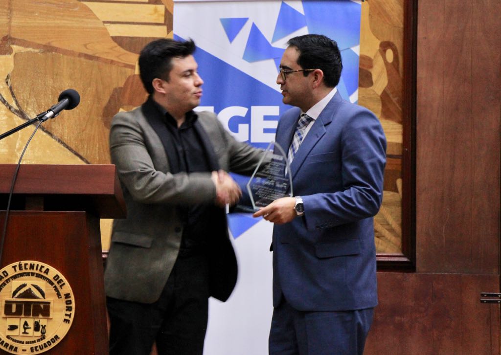 FiscaliaEcuador's tweet photo. Al cierre de su ponencia, la Carrera de Derecho de la @UTN_Ibarra hace la entrega de un reconocimiento al Fiscal General del Estado #PaúlPérezR, por su participación en el "I Seminario Nacional de Derecho Penal" y por sus aportes a la sociedad desde su vida profesional y docente. https://t.co/IEye7OTepo