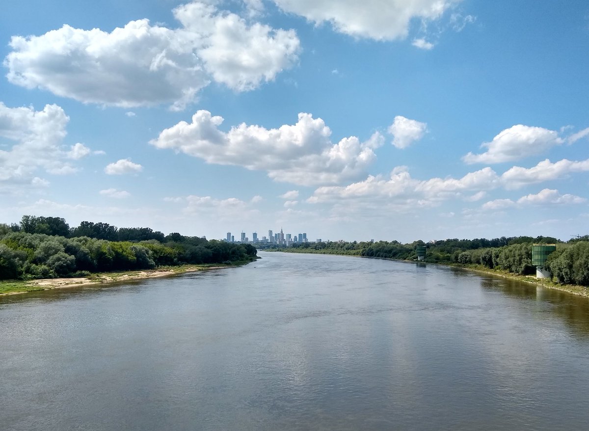 josviaque's tweet photo. #Wisła z wieżowcami w tle. #Warszawa #Gocław #Siekierki #rzeka #wieżowce #DrapaczeChmur #architektura https://t.co/IQURJeWDEV