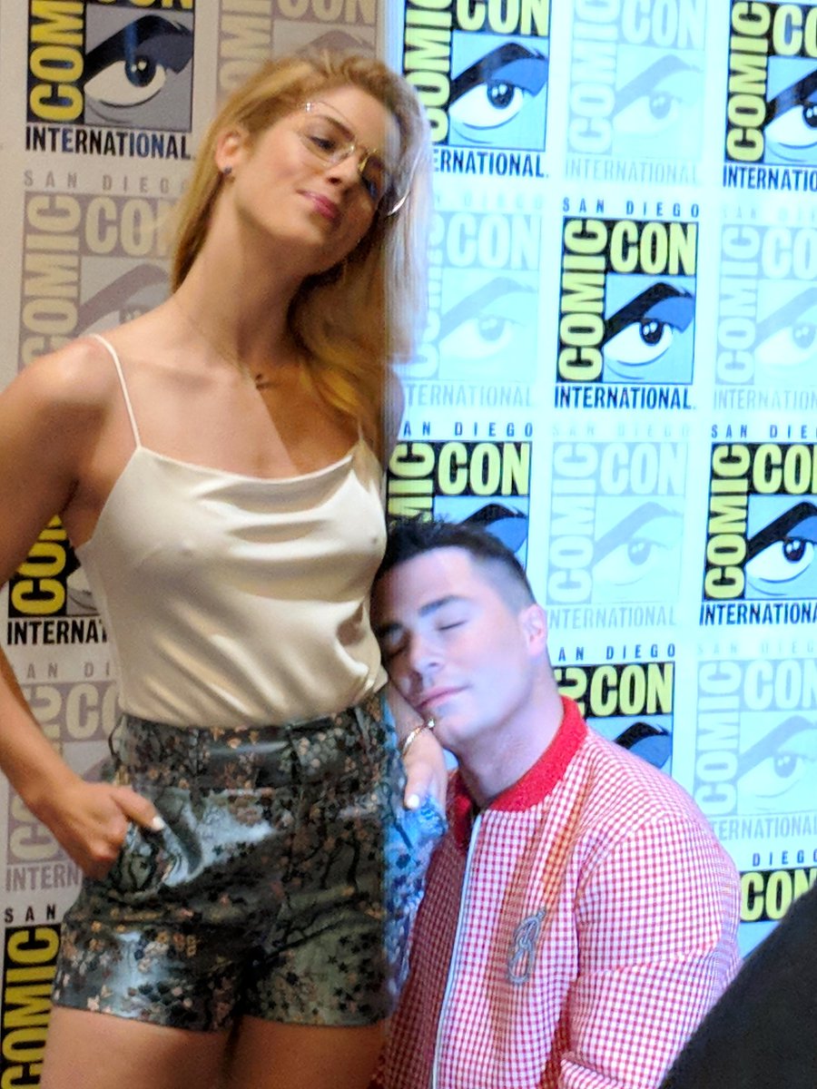 Rocking the #SDCC18 press line and being fierce AF! #Arrow @EmilyBett <a href="/ColtonLHaynes/">Colton Haynes</a>