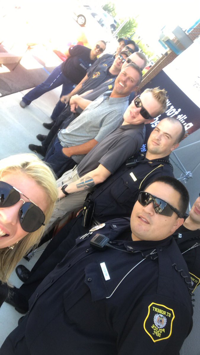 Awaggs22's tweet photo. First Responder Appreciation Day at our #StRoberts AT&T Store!! #MidStateProud #FirstNet #LetsTacoBoutBiz https://t.co/sLsnL8Bady