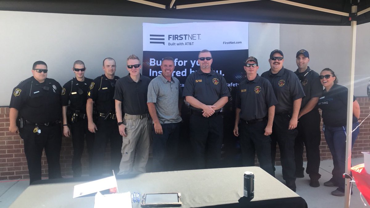 Awaggs22's tweet photo. First Responder Appreciation Day at our #StRoberts AT&T Store!! #MidStateProud #FirstNet #LetsTacoBoutBiz https://t.co/sLsnL8Bady