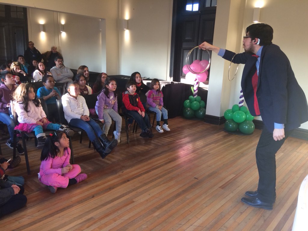 stgocultura's tweet photo. Hoy a las 15:00 hrs no te pierdas el Taller de dinosaurios y a las 17:00 hrs el Show súper ciencia dinosaurio!! 🦖 los esperamos todo el día en Palacio Álamos con talleres, cuentacuentos, títeres y muchas sorpresas mas! Palacio Álamos. Santo Domingo 2398. Metro Cumming https://t.co/0SbXHQH8Wo