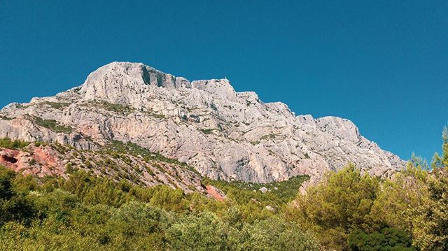 daffyfuck's tweet photo. Grace au filtre Amaro, ma Sainte-Victoire est plus belle que celle de Cézanne. (En vrai, #nofilter ) #hashtag #bonfun https://t.co/lYp3TO5Rkc https://t.co/w3NSKhQabS