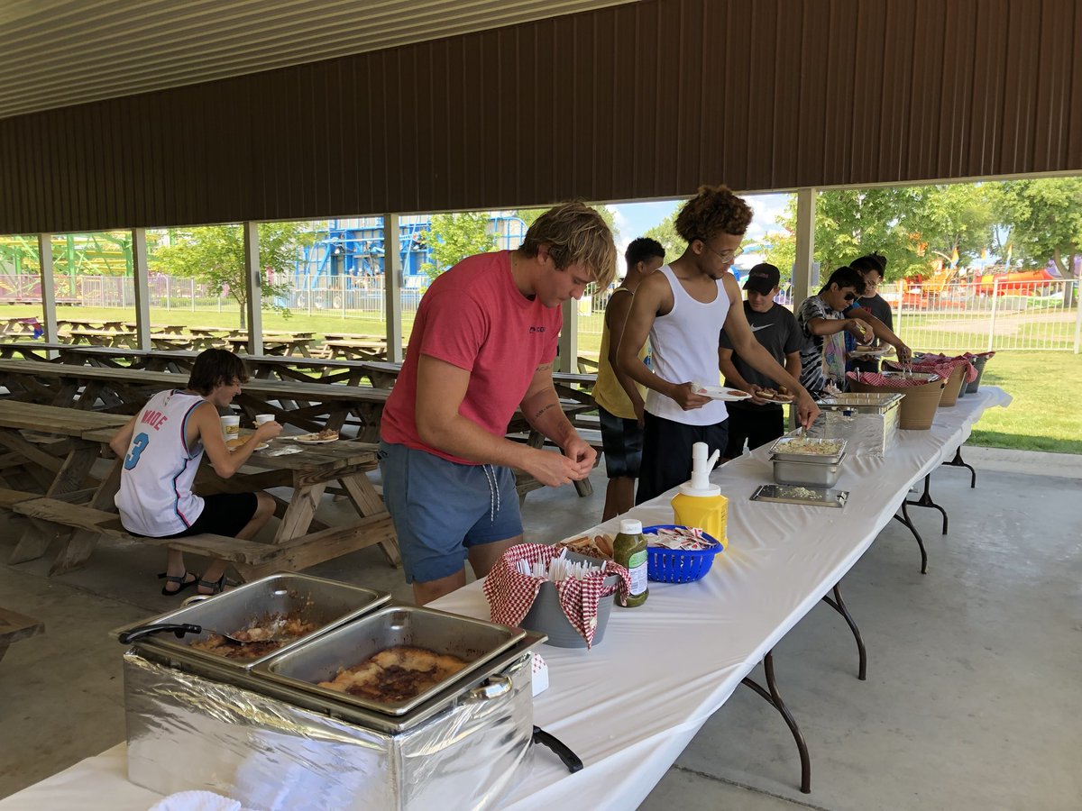 Having some fun in the sun and eating yummy @whitts.bbq for lunch!!🌞 #wkusummerstart