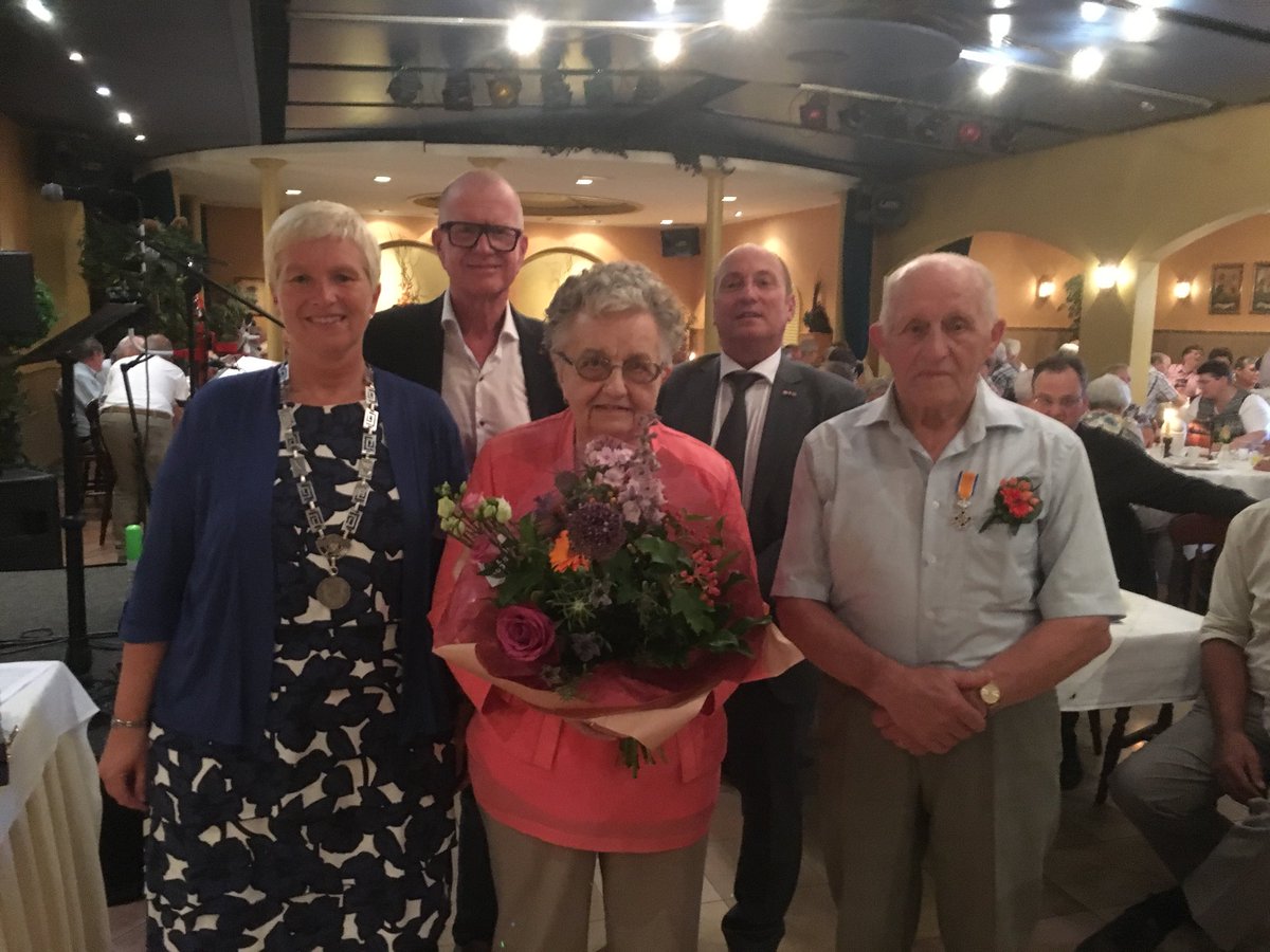 DiliaBlok's tweet photo. Vanmiddag tijdens zeer druk bezochte (60-jarige) jubileumviering van KBO #SomerenHeide aan dhr H.M.A van Tulden (Harry) Koninklijke Onderscheiding mogen uitreiken, als waardering voor zijn vele vrijwilligersactiviteiten (1985-heden) voor met name de #Parochie en de #KBO #Someren https://t.co/qkdbUTwzas