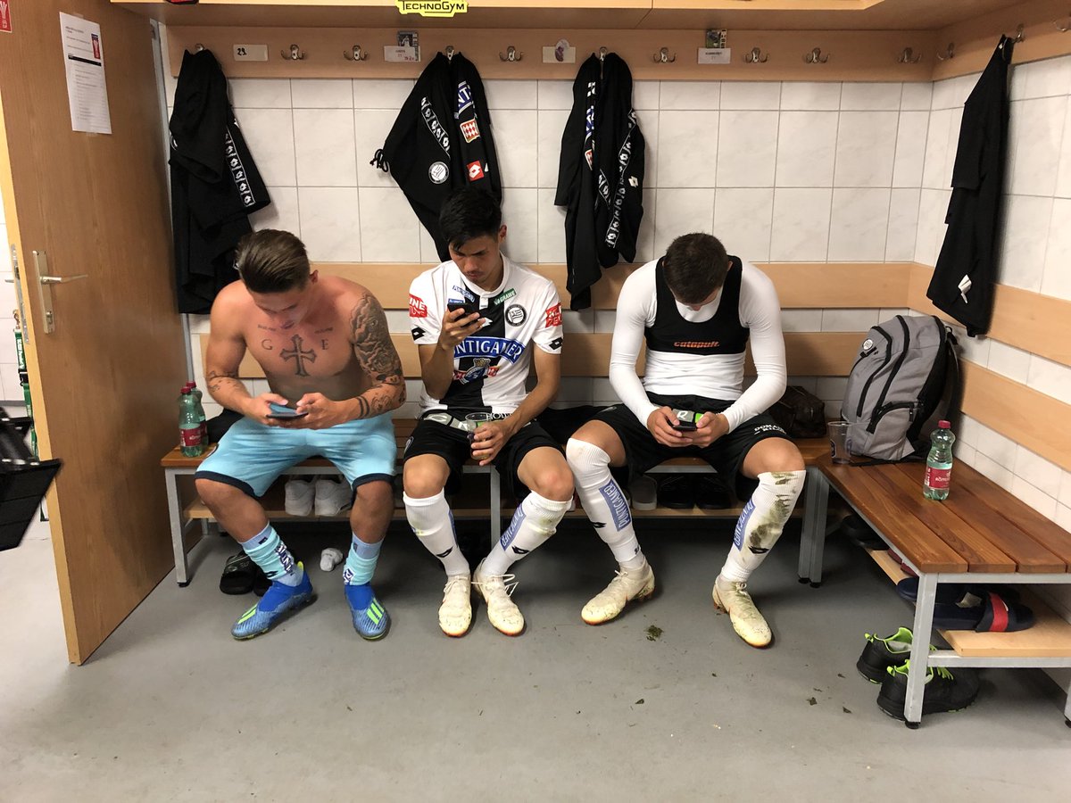 SKSturm's tweet photo. Generation Smartphone. 😂☎️ #sturmgraz #siestu https://t.co/hMW2oOAjcq