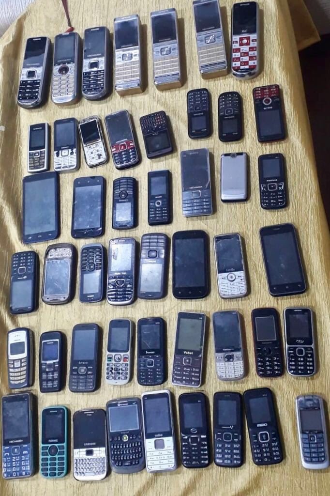 assampolice's tweet photo. Suleiman Ibrahim Ali of PS Hatigaon area arrested for opening fake Face Book accounts of 17 Sr Police Offrs. 

47 Mobiles, 13 Tabs &amp; 15 Sims recovered. 

Panbazar PS Case 341/18. Further probe on. 

Kudos to Guwahati Police Crime Branch.  

#CyberCrime #CyberSecurity #AssamPolice https://t.co/RbnhtBHexW