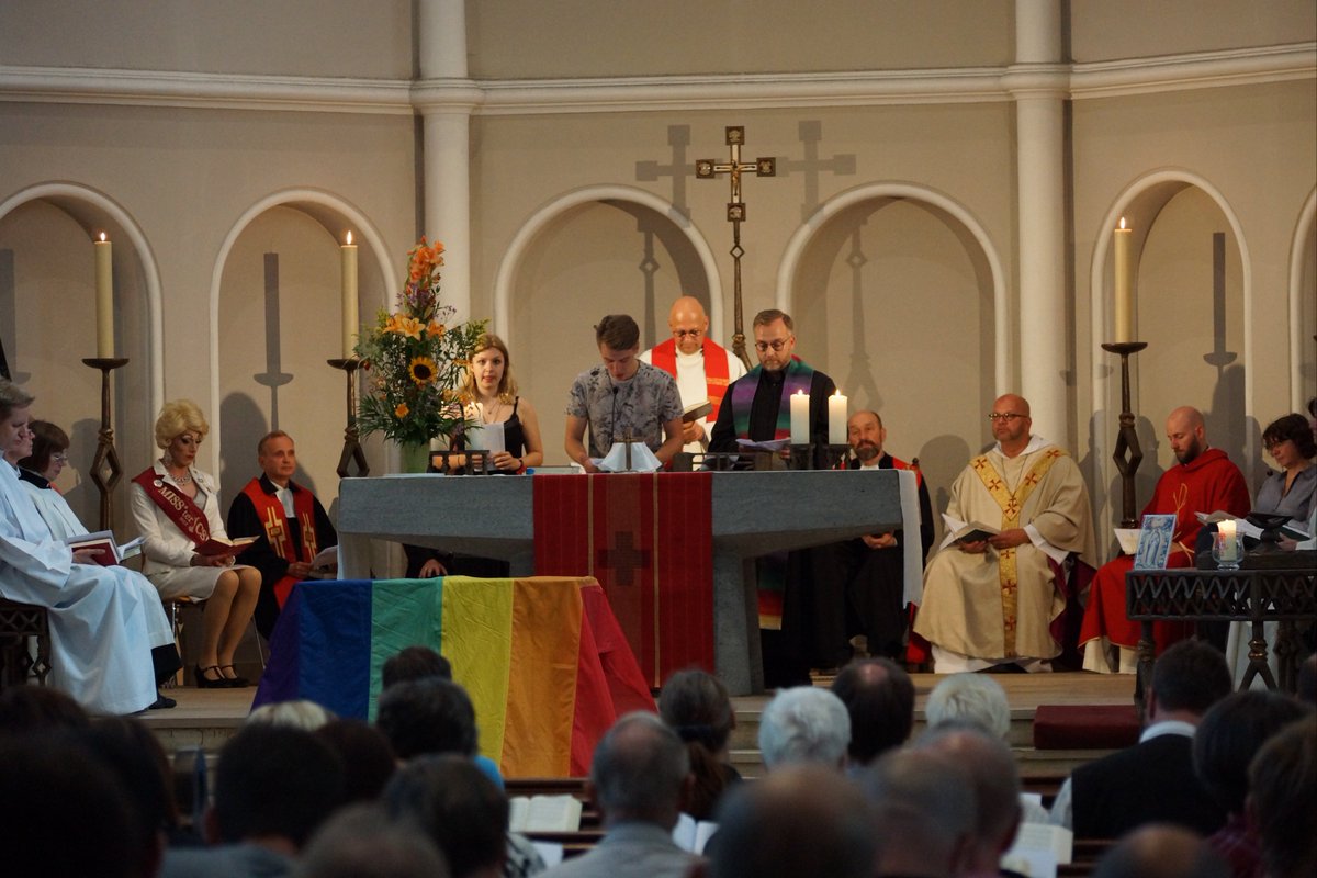 'Liebe tut der Seele gut': Gestern feierten wir einen ökumenischen Eröffnungsgottesdienst zum 26. Lesbisch-schwulen Stadtfest Berlin 2018.   Rund 180 Besucher*innen waren dabei. 

#Stadtfest #rogatekloster #stadtfestberlin #PrideMonth2018 #HappyPride  @deineekbo #Motzstrassenfest