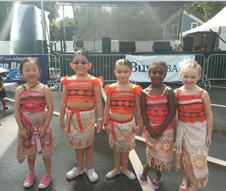 DancebyPDA's tweet photo. Some of our smaller dancers perform at the rainy start to Plainfield Fest. Our young ladies were bright tropical flowers on this rainy day! https://t.co/PDSNVdgPx5