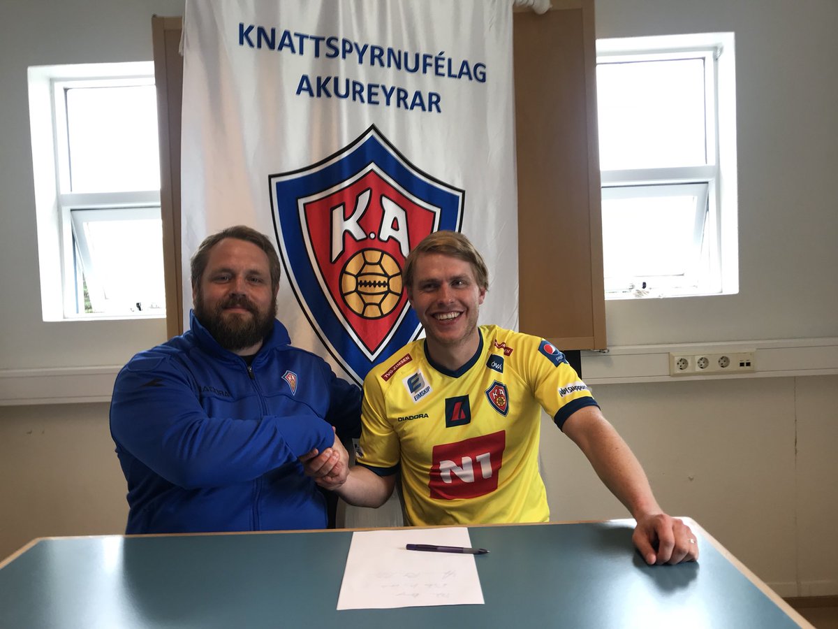 Ánægður með æsku félagan, kominn yfir ána. <a href="/FotboltinetRT/">Fotboltinet RT</a> <a href="/KAakureyri/">KA</a>