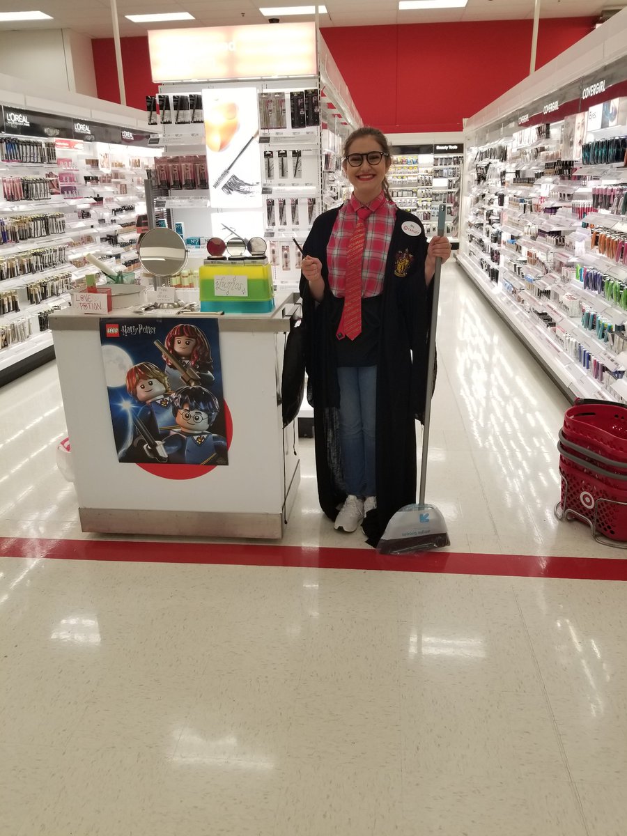 robertg1509's tweet photo. Hogwarts came to Target South County! @leachmanjohn @jamaal_edwards @Andrew050887 #SamplingIsTheSpellToSell #BiscuitsBuildBaskets #ChocolateCombatsSadness #10PointsForTarget https://t.co/9bk5PWWWCj