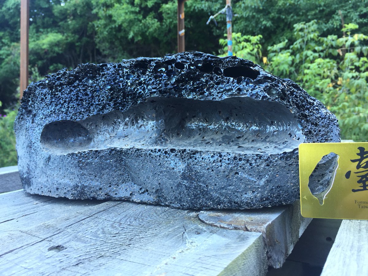 Cross section of a lava tube. 

Experiment by <a href="/AriannaSoldati/">Arianna Soldati</a> and <a href="/csant15/">Chris Sant</a> at <a href="/SyracuseLava/">Syracuse Lava</a>