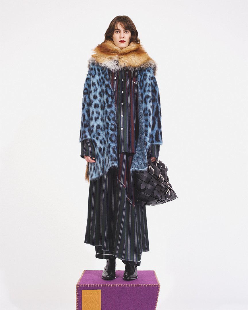 LoeweOfficial's tweet photo. #LOEWE Women’s Pre Fall 2018
Creative Direction #jonathan.anderson
Styling #benjaminbruno_
Photography #scotttrindle https://t.co/wQpJ6eC1bD