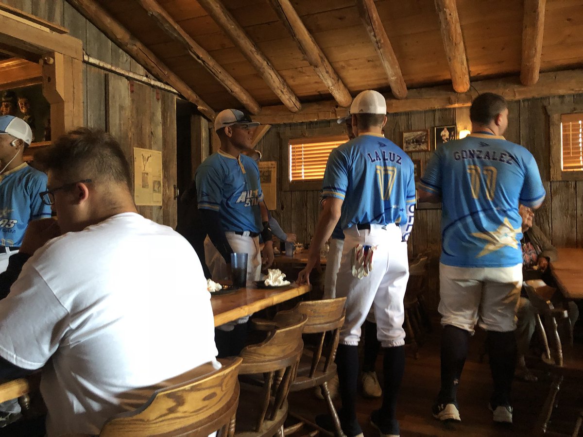 prsnhs's tweet image. SNHS is having a great time with some awesome Puerto Rican baseball players! @SKochPR @SrtaGroat #pr4pr