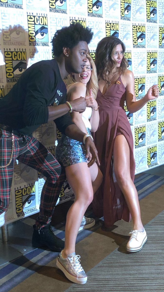 JHarkavySpain's tweet photo. [Fotos] Nuevas fotos de Juliana Harkavy junto al cast de #Arrow en la #SDCC2018. https://t.co/fOzqsQhpaB