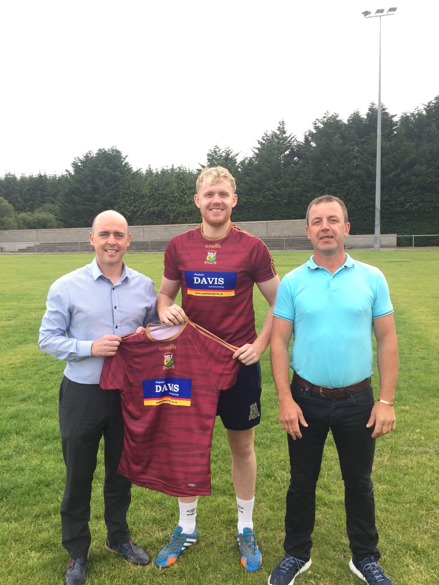 FrManningGaels's tweet photo. Very grateful to receive gear ahead of c’ship sponsored by former Gaels &amp; @OfficialLDGAA legends @PadraicDavis @PDavisproperty &amp; Brian O’Connor. Thank you to both men for their generosity. Proud to carry @OptFLFoundation logo @JoeBrolly1993 @Pa_Collum1 @Gill_i_bix https://t.co/5usCEyUPgZ