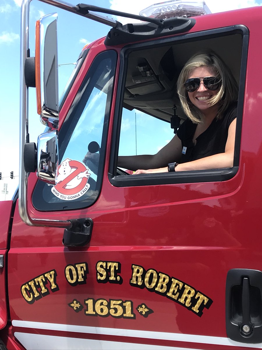 Awaggs22's tweet photo. Thanks to our local @Starbucks in #StRoberts for donating refreshers for First Responders! Also, I might take a new career driving around this fire truck! #MidStatesProud #FirstNet https://t.co/SkY7kaJvWQ