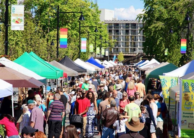 Great crowds @PenFarmMarket today! Come by before 1pm to enjoy samples of wine, beer and spirits! #penticton #farmersmarket